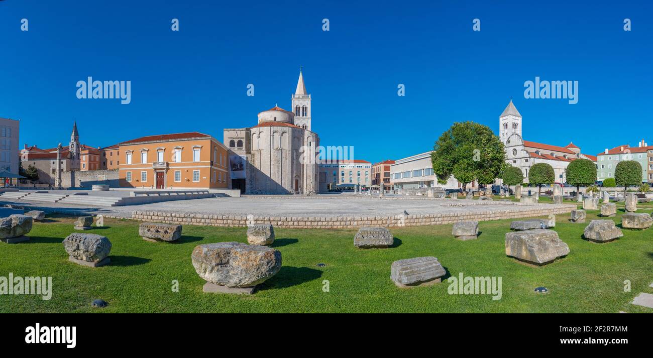 Chiesa di San Ilija dietro le rovine romane a piazza Zeleni trg a Zadar, Croazia Foto Stock