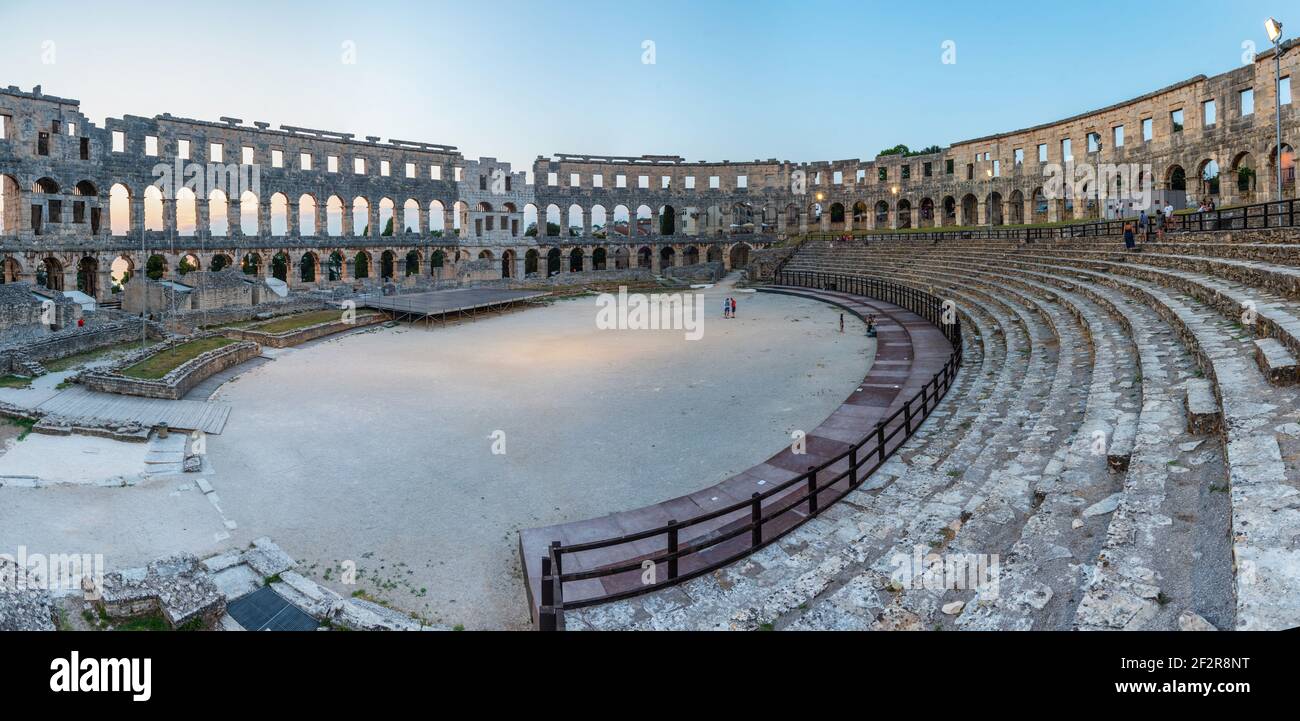 Tramonto all'interno dell'anfiteatro romano di Pola, Croazia Foto Stock