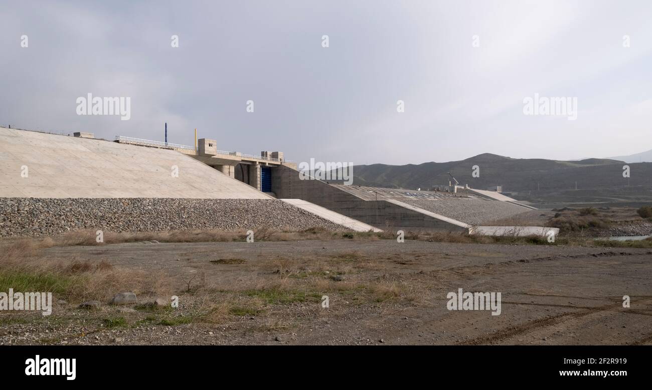 JABRAYIL, AZERBAIGIAN - DICEMBRE 15: Vista della diga di Khoda Afarin, anche detta Khodaafarin o Hudafarin sul fiume Aras, che costellava il confine internazionale tra Iran e Azerbaigian il 15 dicembre 2020. La Repubblica armena di protettorato de facto di Artsakh occupò l'area nel 1993, durante la prima guerra del Nagorno-Karabakh, ma il 18 ottobre 2020, le forze azerbaigiane ripresero il controllo della diga durante il conflitto del Nagorno-Karabakh del 2020 Foto Stock