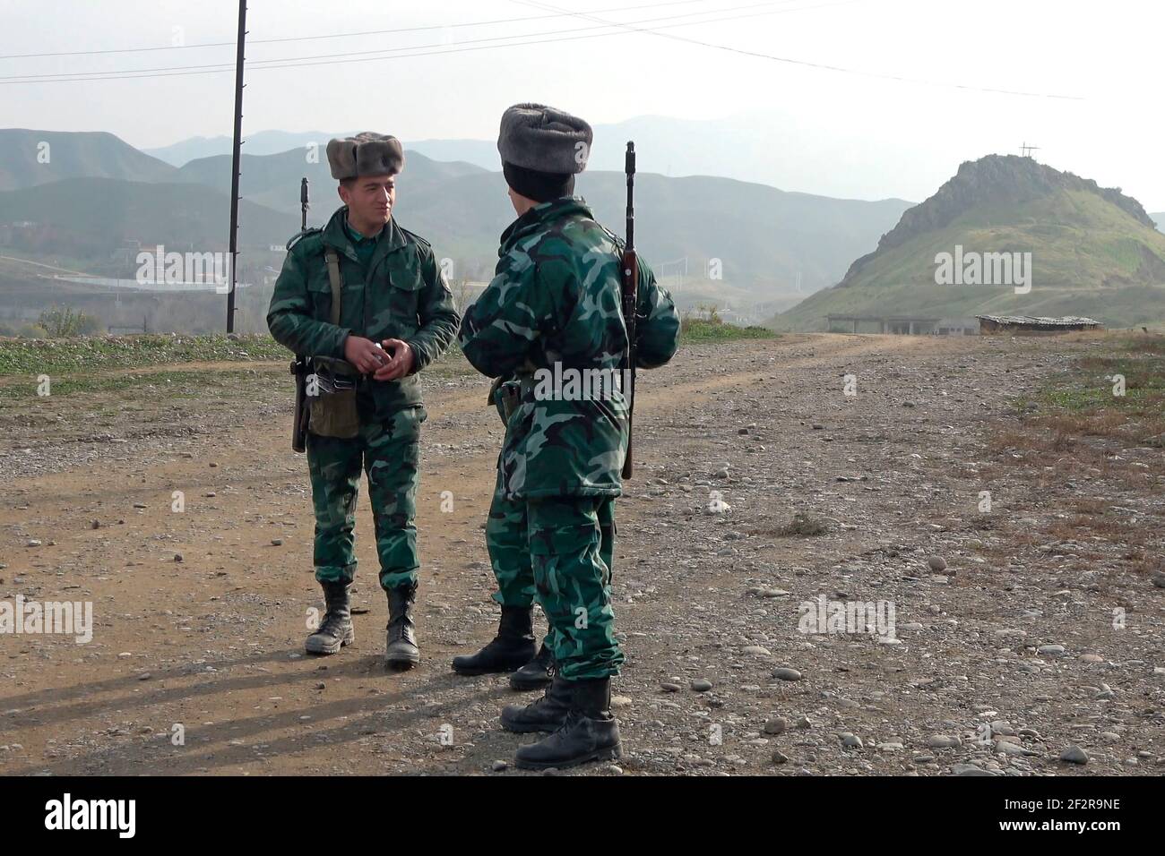 JABRAYIL, AZERBAIGIAN - DICEMBRE 15: Le guardie di frontiera dell'Azerbaigian camminano vicino alla nuova diga di Khoda Afarin anche scritta come Khodaafarin o Hudafarin sul fiume Aras che costellano il confine internazionale tra l'Iran e l'Azerbaigian il 15 dicembre 2020. La Repubblica armena di protettorato de facto di Artsakh occupò l'area nel 1993, durante la prima guerra del Nagorno-Karabakh, ma il 18 ottobre 2020, le forze azerbaigiane ripresero il controllo della diga durante il conflitto del Nagorno-Karabakh del 2020. Foto Stock
