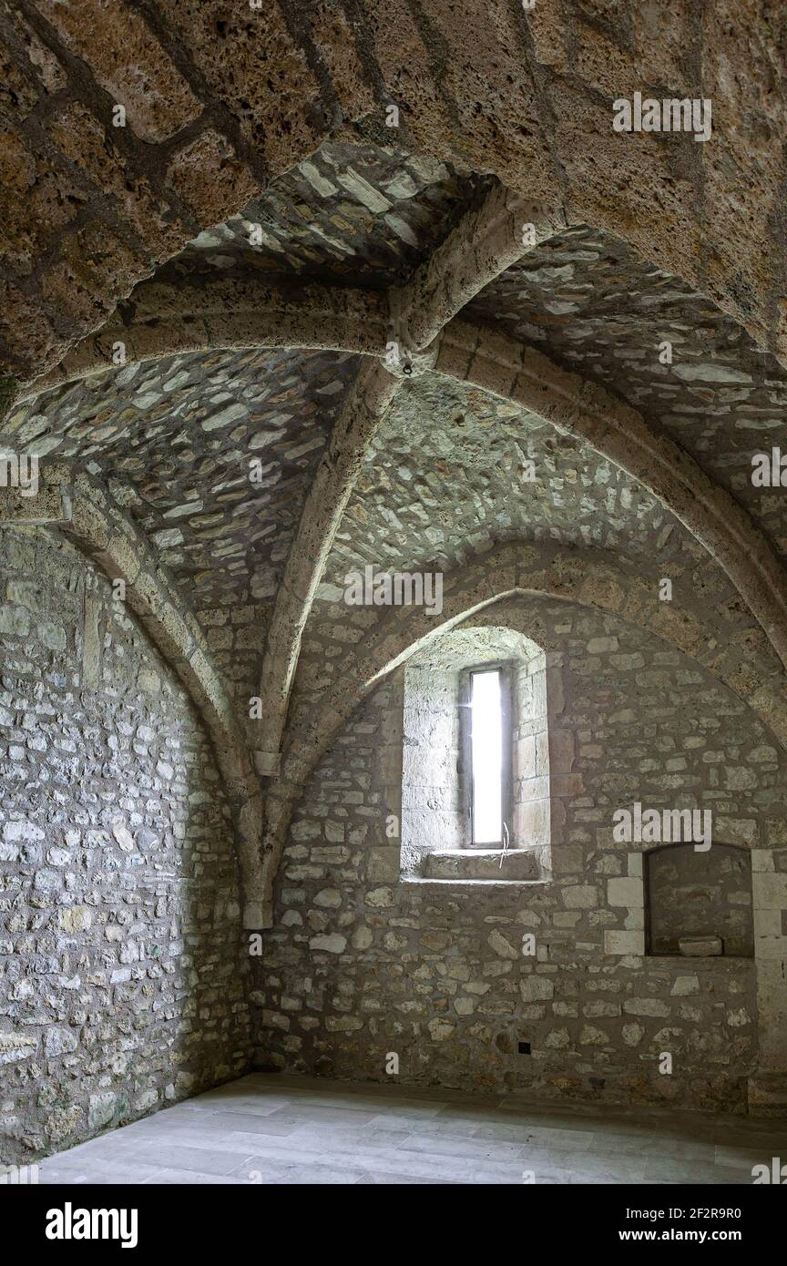 Camera di un monastero con pareti in pietra e soffitto a croce. Carpineto della Nora, provincia di Pescara, Abruzzo, Italia, Europa Foto Stock