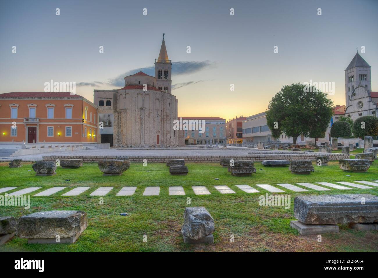 Vista all'alba su piazza Zeleni Trg a Zara con la chiesa di San Donato, la chiesa di Santa Marija e il museo archeologico Foto Stock