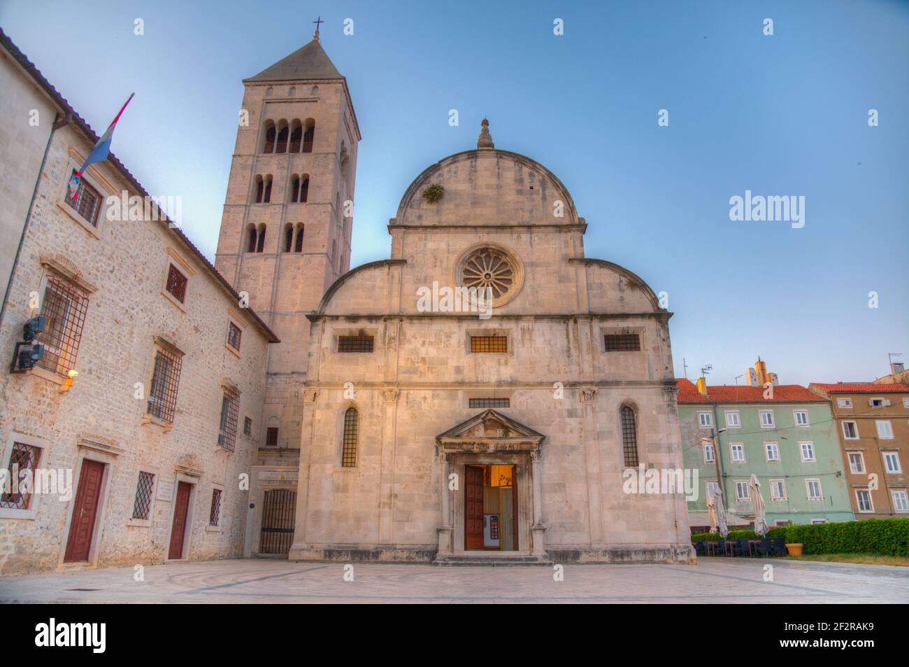 Vista all'alba della chiesa di Santa Marija nella città croata di Zara Foto Stock