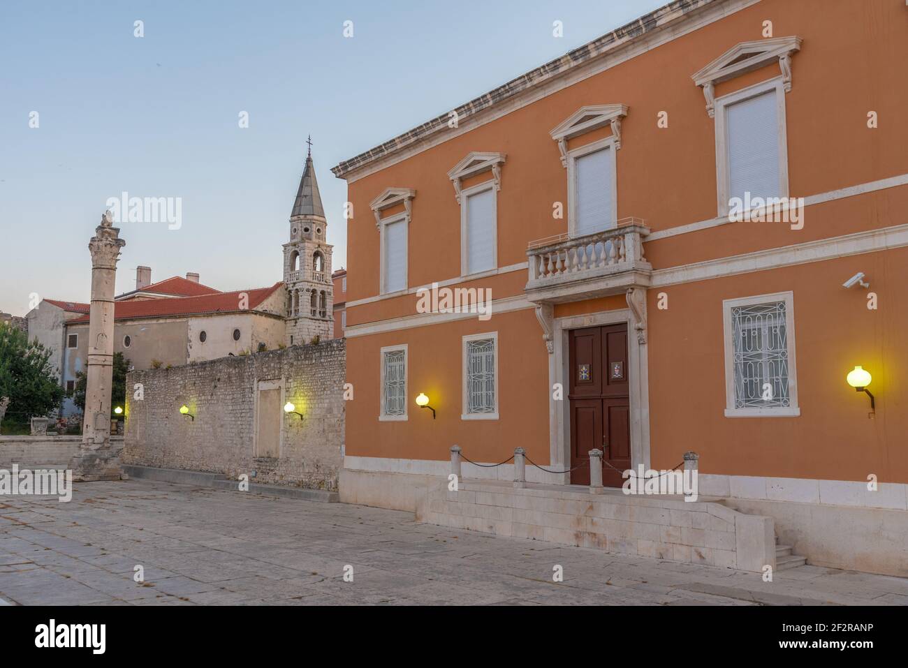 Vista sull'alba di piazza Zeleni Trg a Zadar, Croazia Foto Stock