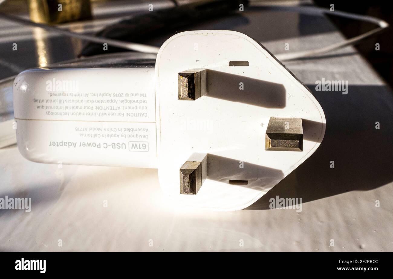 Adattatore di alimentazione USB-C Apple e spina di ricarica elettrica a 3 pin Foto Stock