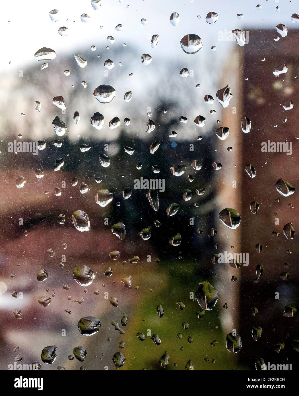 Gocce di pioggia su un pannello della finestra a casa su un bagnato Giornata delle piogge nel Regno Unito Foto Stock