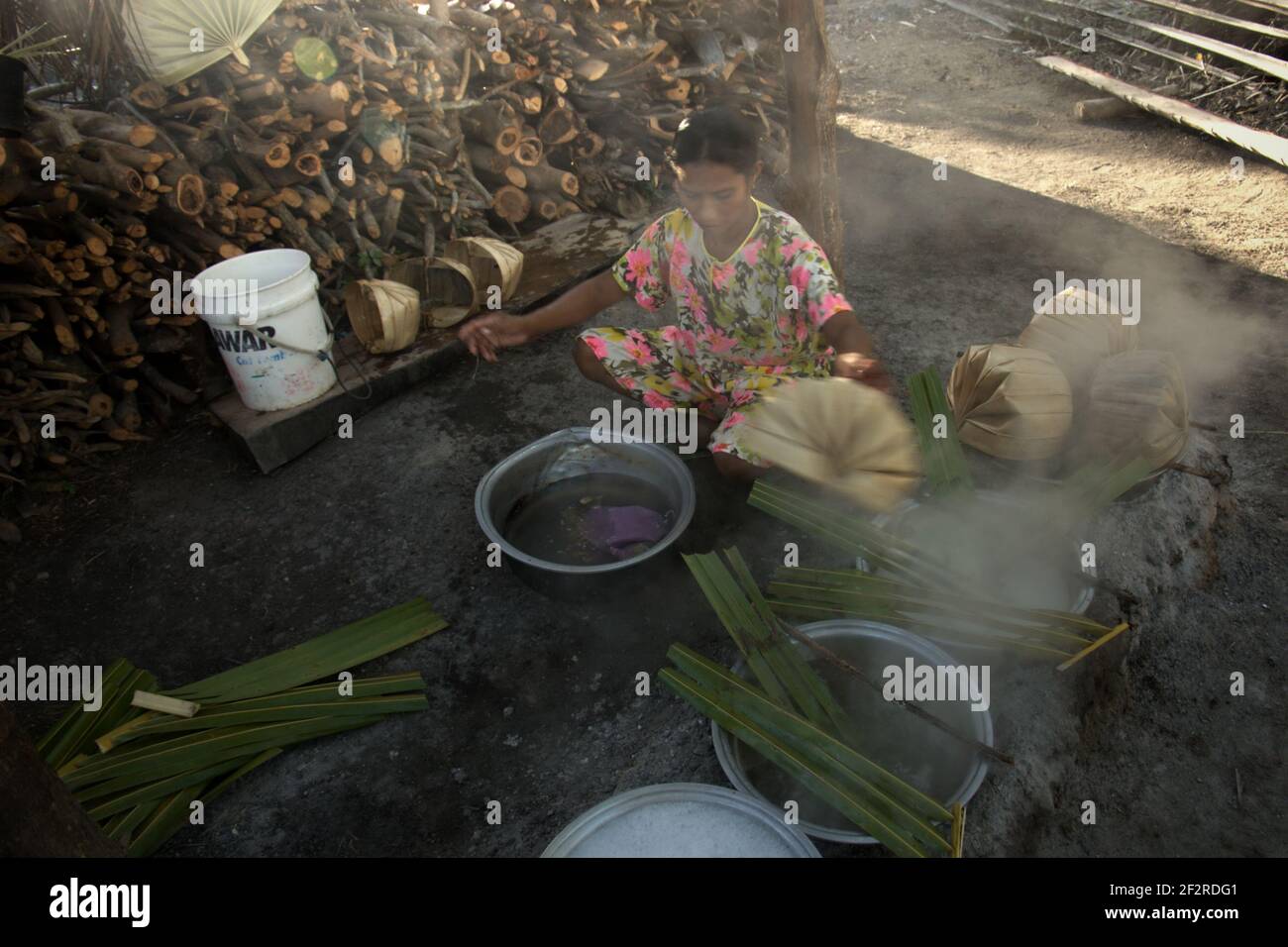 Yunce Unbanu linfa bollente di palma per fare zucchero di palma nel villaggio di Oehandi, Isola di Rote, Indonesia. Lo zucchero di palma è una fonte alternativa di reddito per gli abitanti del villaggio che vivono nell'isola. Foto Stock