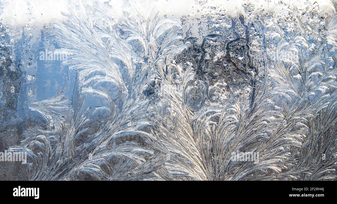 schema di gelo su un vetro del finestrino in inverno (come sfondo invernale astratto) Foto Stock