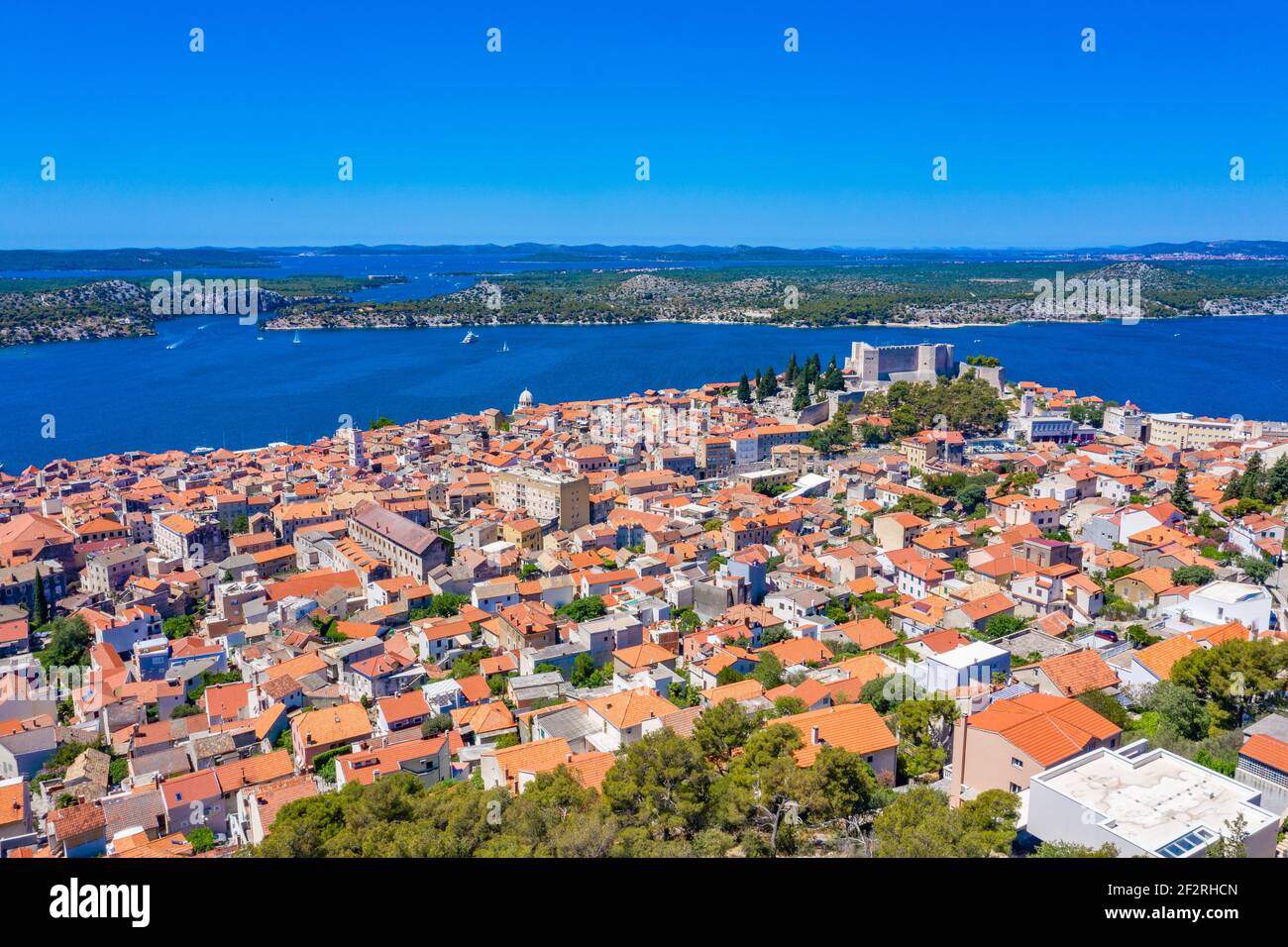 Vista aerea della città croata di Sibenik con la fortezza di San michele E Sveti ante Foto Stock