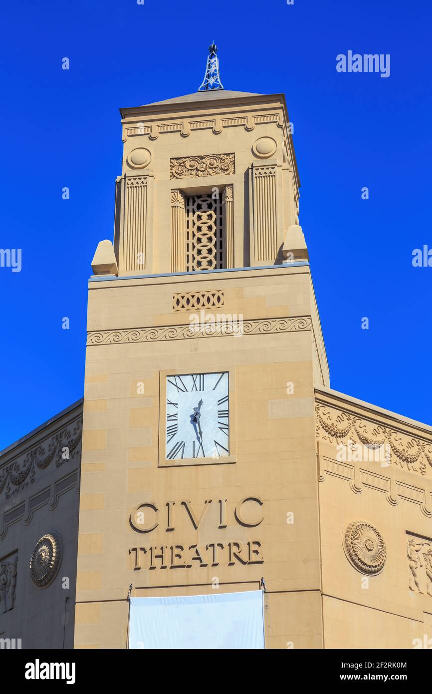 La torre dell'orologio del Teatro Civico di Auckland, Nuova Zelanda. Questo edificio, in stile 'Moorish revival', e' stato aperto nel 1929 Foto Stock