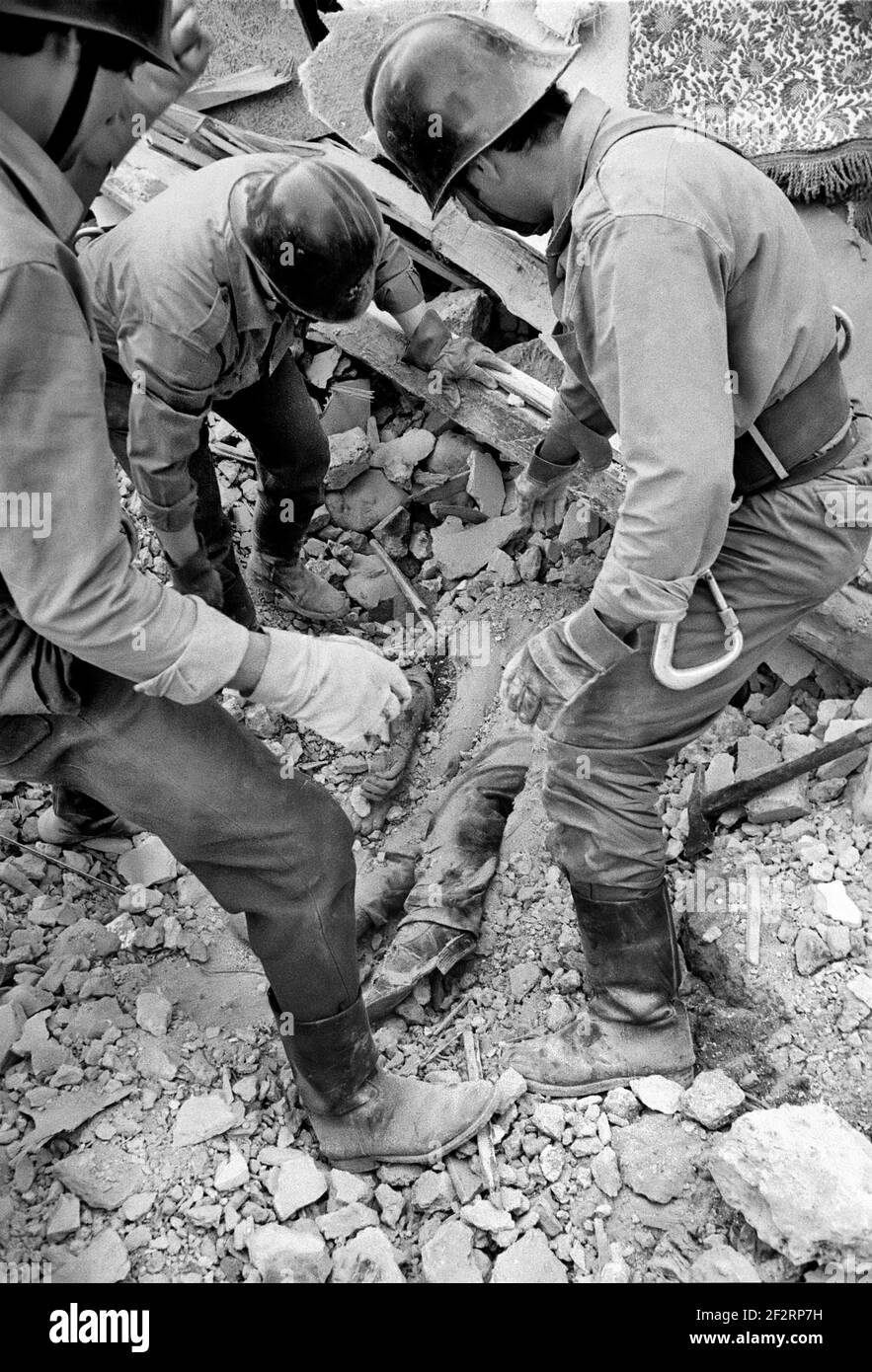 Terremoto in Friuli (Nord Italia), recupero del corpo della vittima in Osoppo (maggio 1976) Foto Stock