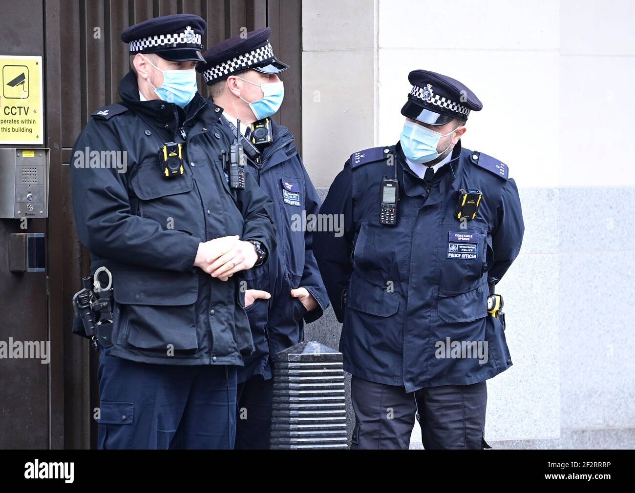 Londra, Regno Unito. 13 Marzo 2021. Una forte presenza di polizia fuori Westminster Magistrates Court dove l'omicidio sospettato Wayne Couzens è dovuto apparire. Couzens, un ufficiale della polizia incontrata di servizio, è stato accusato del rapimento e dell'assassinio di Sarah Everard, che è scomparso mentre camminava a casa a Clapham, Londra sud. Il corpo di Sarah Everard è stato poi scoperto bosco in Kent più di una settimana dopo che è stata avvistata l'ultima volta il 3 marzo. Photo credit: Ben Cawthra/Sipa USA **NO UK SALES** Credit: Sipa USA/Alamy Live News Foto Stock