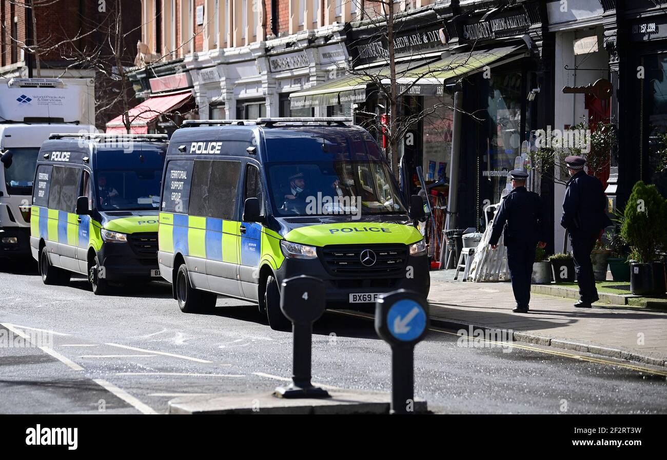 Londra, Regno Unito. 13 Marzo 2021. Una forte presenza di polizia fuori Westminster Magistrates Court dove l'omicidio sospettato Wayne Couzens è dovuto apparire. Couzens, un ufficiale della polizia incontrata di servizio, è stato accusato del rapimento e dell'assassinio di Sarah Everard, che è scomparso mentre camminava a casa a Clapham, Londra sud. Il corpo di Sarah Everard è stato poi scoperto bosco in Kent più di una settimana dopo che è stata avvistata l'ultima volta il 3 marzo. Photo credit: Ben Cawthra/Sipa USA **NO UK SALES** Credit: Sipa USA/Alamy Live News Foto Stock