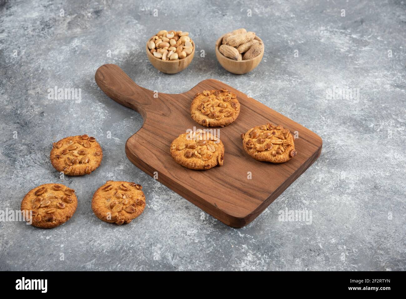 Gustosi biscotti con arachidi biologiche e miele su tavola di legno Foto Stock