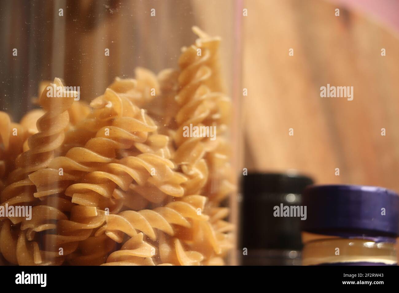 Pasta in un recipiente pronto per cucinare Foto Stock