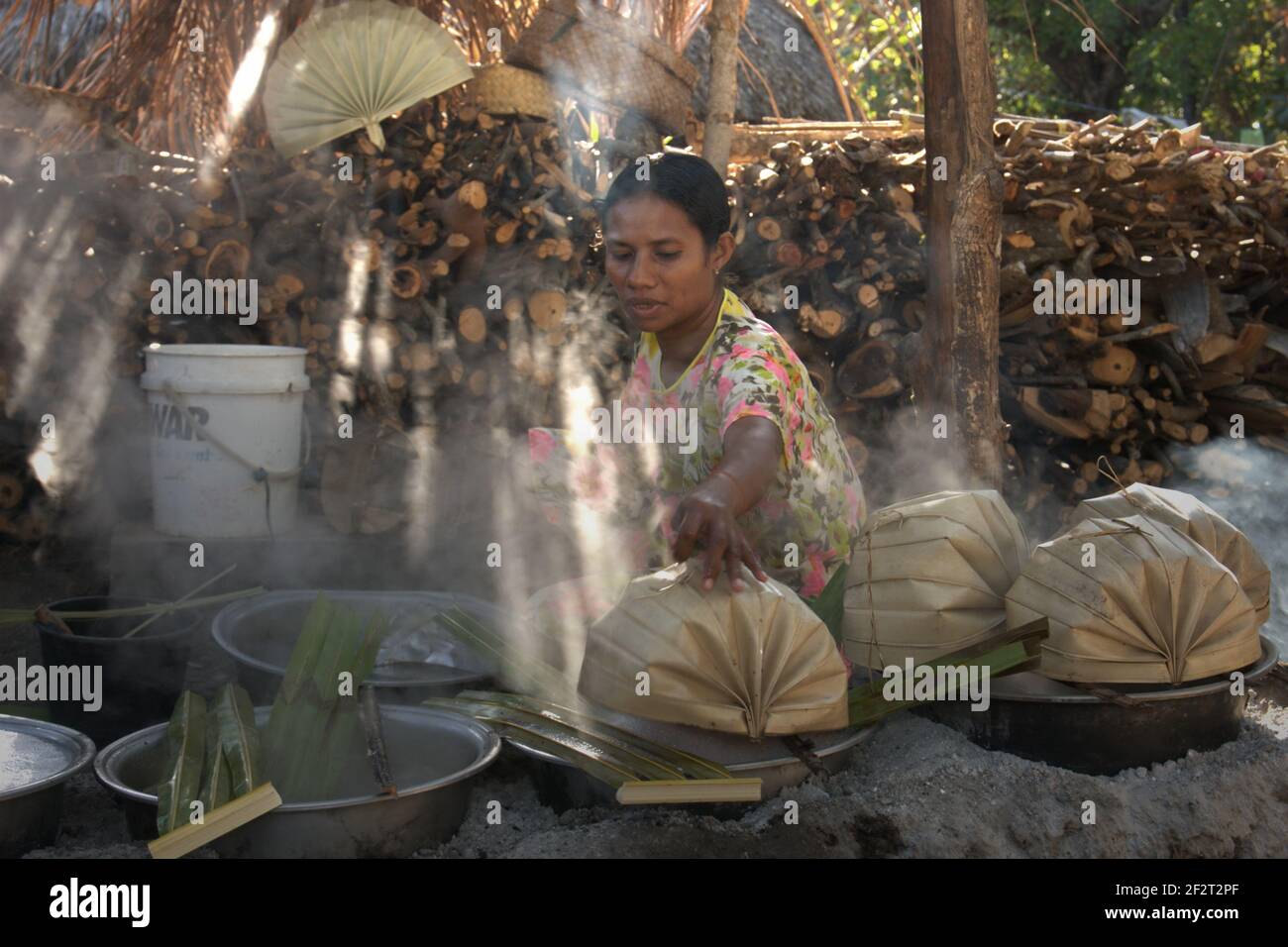 Yunce Unbanu linfa bollente di palma per fare zucchero di palma nel villaggio di Oehandi, Isola di Rote, Indonesia. Lo zucchero di palma è una fonte alternativa di reddito per gli abitanti del villaggio che vivono nell'isola. Foto Stock