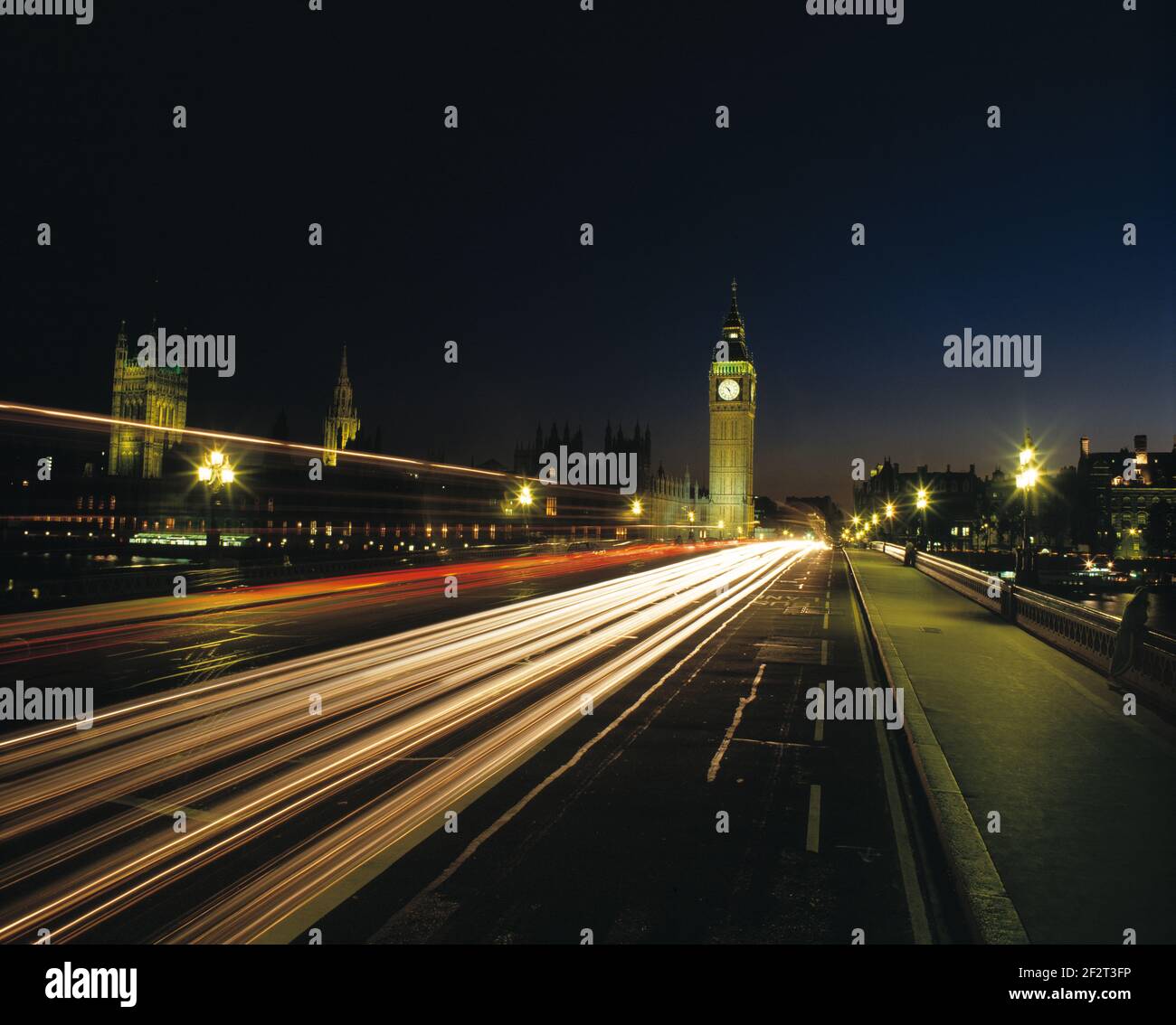 Regno Unito. Inghilterra. Londra. Westminster Bridge e le Camere del Parlamento di notte. Foto Stock