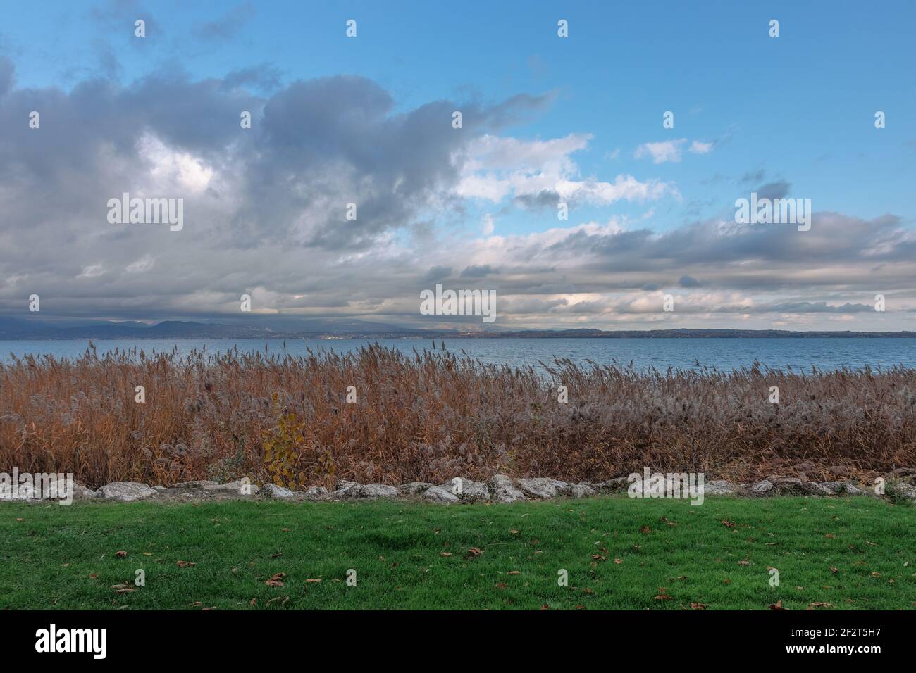 Un paesaggio minimalista al tramonto del Lago di Garda Foto Stock