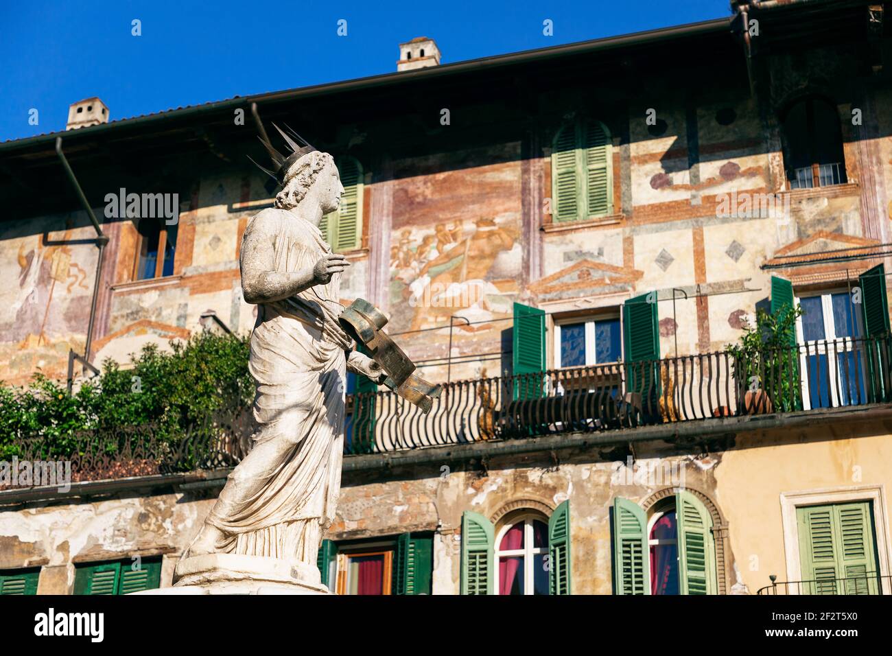 Fontana della Madonna Verona Con le Case Mazzanti sullo sfondo in Piazza delle Erbe Foto Stock