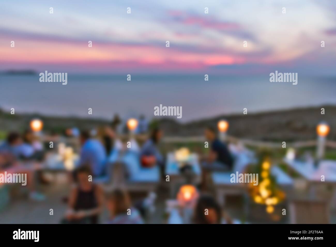 Vista sfocata su un ristorante mediterraneo al tramonto (Ibiza, Spagna) Foto Stock