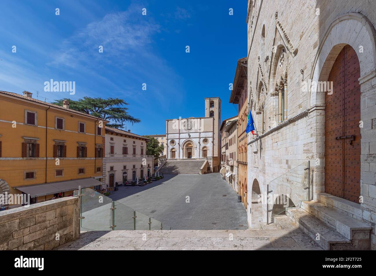 Splendida vista panoramica sulla piazza centrale della città e sul Cattedrale gotica di Santa Maria Assunta della città antica Di Todi (Piazza del Popolo) Um Foto Stock