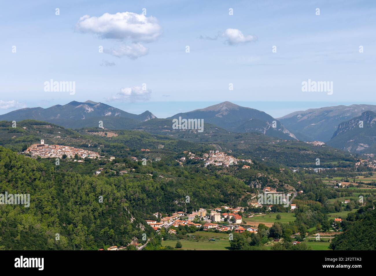 Vista panoramica sulle colline umbre e sui due borghi medievali (Colestatte e Torreorsina) Umbria, Italia Foto Stock