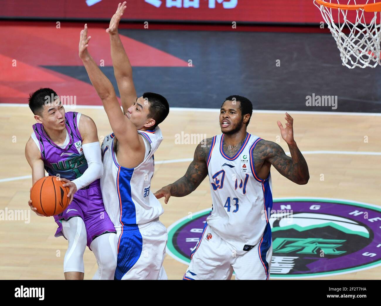 Zhuji, provincia cinese di Zhejiang. 13 Marzo 2021. Gao Shiyan (L) di Shandong Heroes va per una layup contro su Ruoyu (C) di Sichuan Blue Whales durante la 45a partita tra Shandong Heroes e Sichuan Blue Whales alla stagione 2020-2021 della Lega cinese Basketball Association (CBA) a Zhuji, Provincia Zhejiang della Cina orientale, 13 marzo 2021. Credit: HU Huhu/Xinhua/Alamy Live News Foto Stock