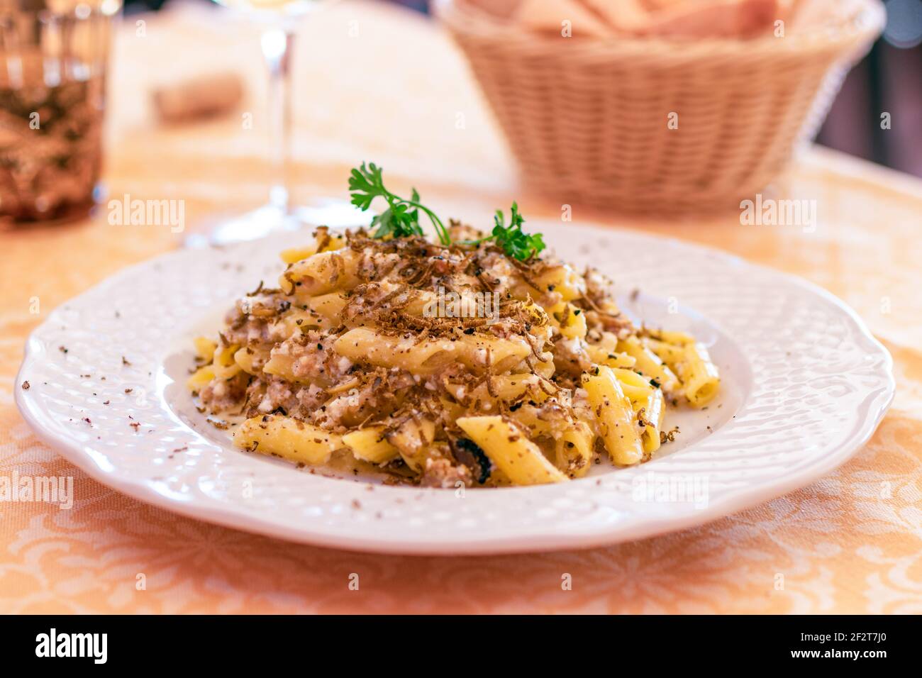 Piatto di classica pasta italiana con tartufo nero e formaggio di pecora e olio d'oliva. Messa a fuoco selettiva, primo piano. Foto Stock