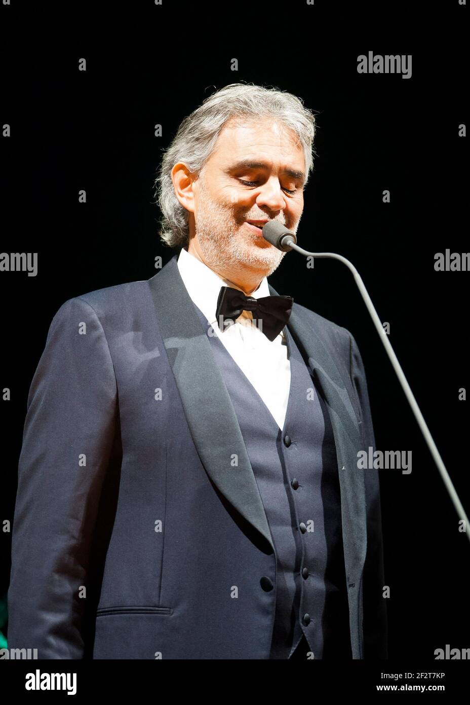 Andrea Bocelli si esibisce dal vivo sul palco della O2 Arena Greenwich - Londra Foto Stock