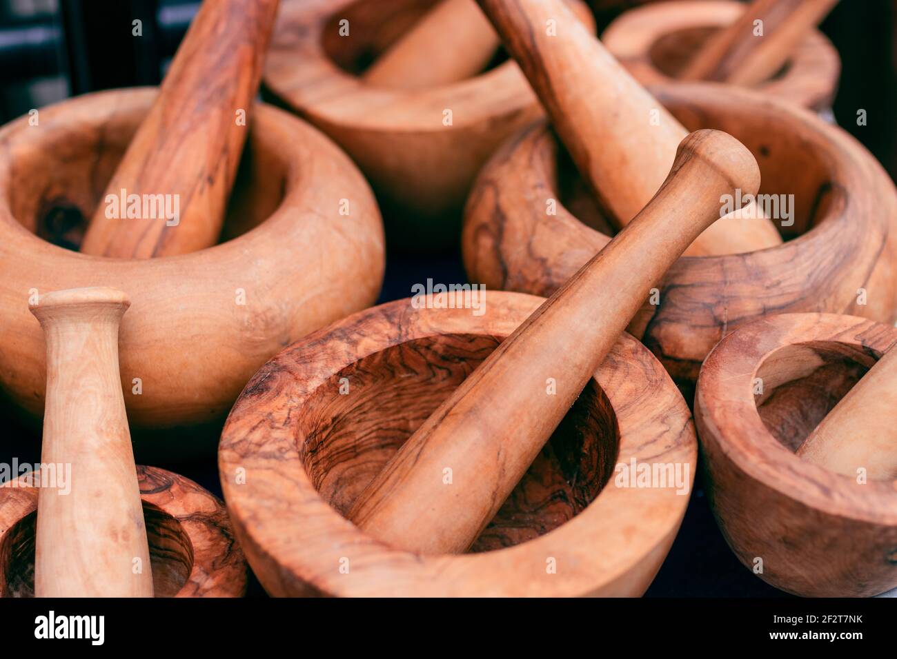 Malta di legno fatta a mano. Utensili da cucina. Legno Malta composizione sfondo. Struttura in legno sugli utensili da cucina Foto Stock