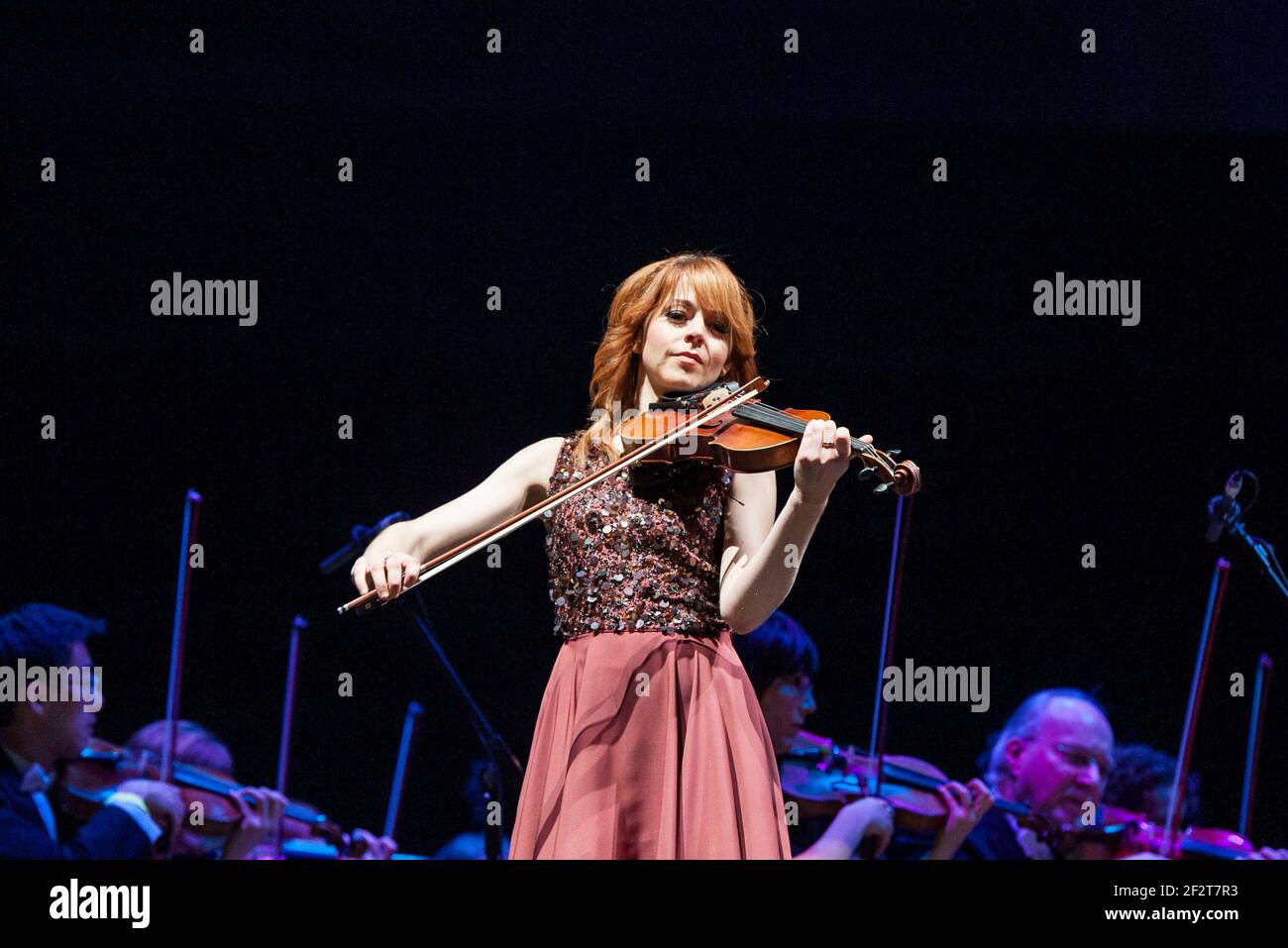 Lindsey Stirling si unisce ad Andrea Bocelli sul palco della O2 Arena Greenwich - Londra Foto Stock