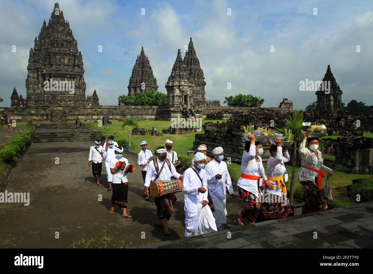 Yogyakarta, Indonesia. 13 Marzo 2021. I devoti indù indonesiani partecipano ad una cerimonia in vista del giorno di Nyepi al tempio Prambanan a Yogyakarta, Indonesia, il 13 marzo 2021. Nyepi segna il Capodanno del calendario balinese dei Saka in Indonesia. In questa festa pubblica, la gente del posto si dedica al digiuno e alla meditazione, mentre si rifiuta di pratiche come l'accensione di incendi, il lavoro, i viaggi e l'intrattenimento. Credit: Joni/Xinhua/Alamy Live News Foto Stock