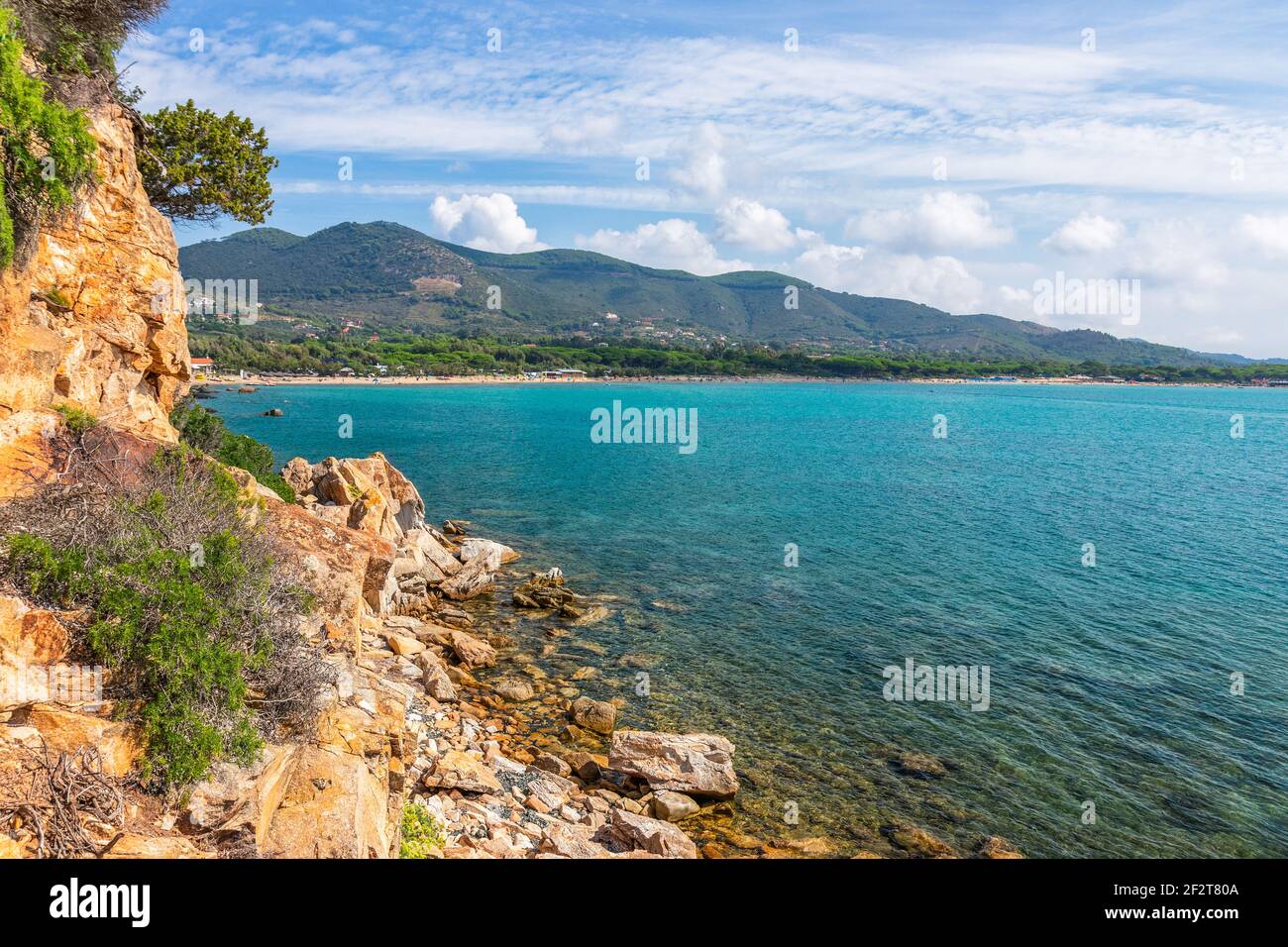 Vista panoramica della costa con le spiagge e il mare cristallino dell'Isola d'Elba. Toscana, Italia. Foto Stock