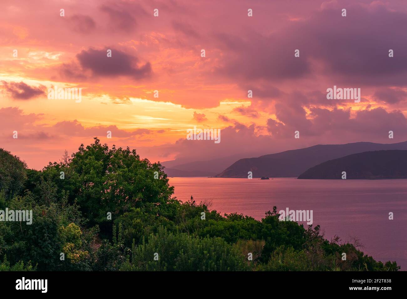 Bel tramonto viola sull'Isola d'Elba. Toscana, Italia Foto Stock