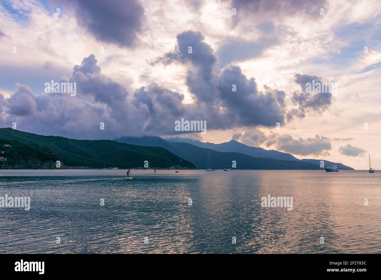 Spiaggia sull'Isola d'Elba al tramonto, nuvole bellissime e mare calmo. Toscana, Italia Foto Stock