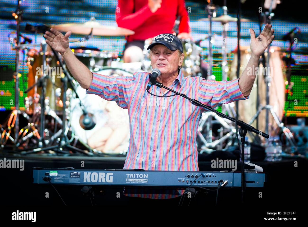 Bruce Johnston dei Beach Boys si esibisce dal vivo sul palco come parte dell'Hampton Court Festival, Hampton Court - Nr.London Foto Stock