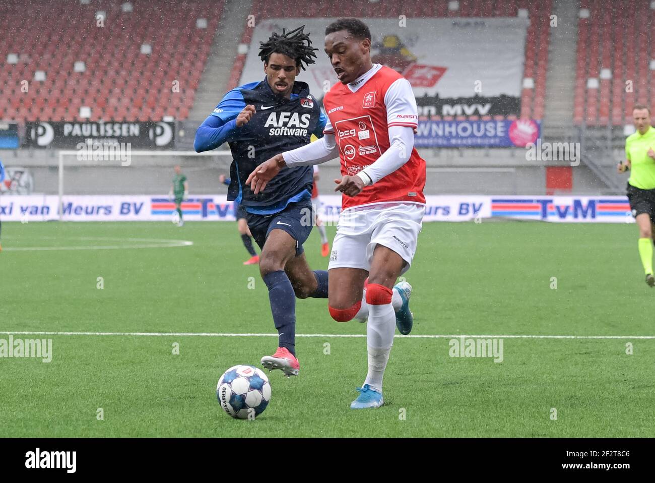 MAASTRICHT, PAESI BASSI - MARZO 12: Robin Lathouwers della AZ U23 e Joy-Lance Mickels della MVV Maastricht durante la partita di Keuken Kampioen Divisie betwee Foto Stock