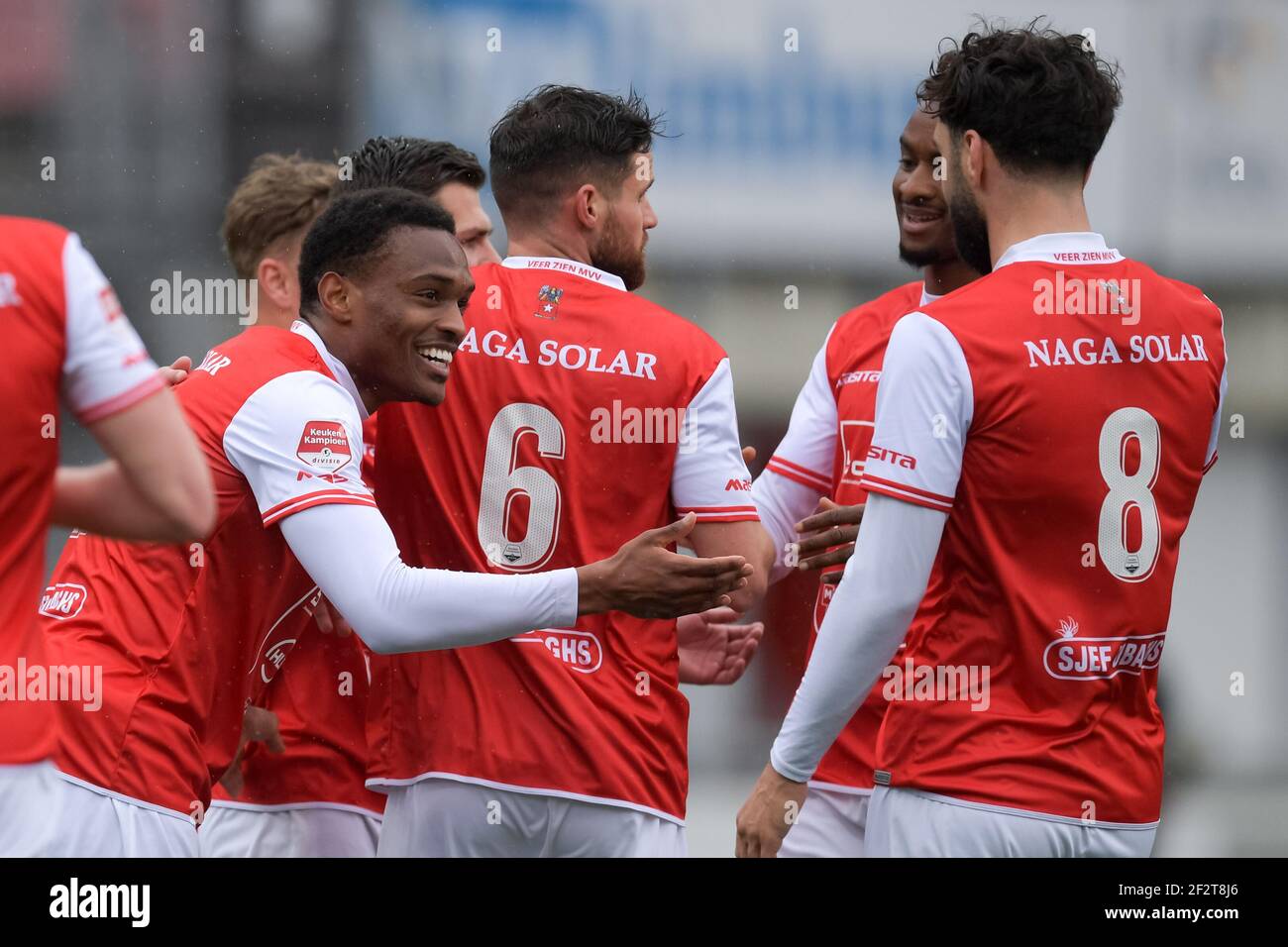 MAASTRICHT, PAESI BASSI - MARZO 12: Joy-Lance Mickels di MVV Maastricht celebra con Kursad Surmeli di MVV Maastricht dopo aver segnato i suoi lati per primi Foto Stock