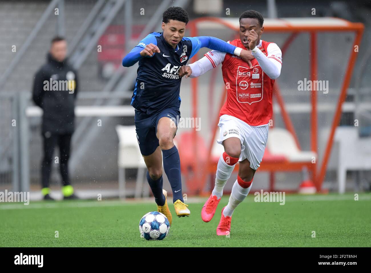 MAASTRICHT, PAESI BASSI - MARZO 12: Richonell Margaret di Jong AZ e Joy-Lance Mickels di MVV Maastricht durante la scommessa Keuken Kampioen Divisie Match Foto Stock