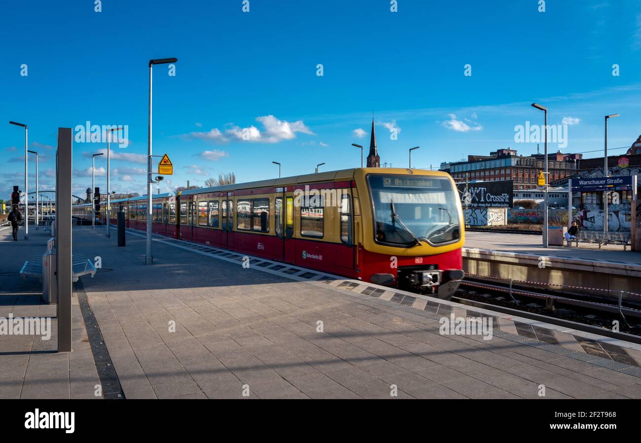 Stazione ferroviaria di Berlino warschauer Straße con la piattaforma s e la piattaforma metropolitana, germania Foto Stock