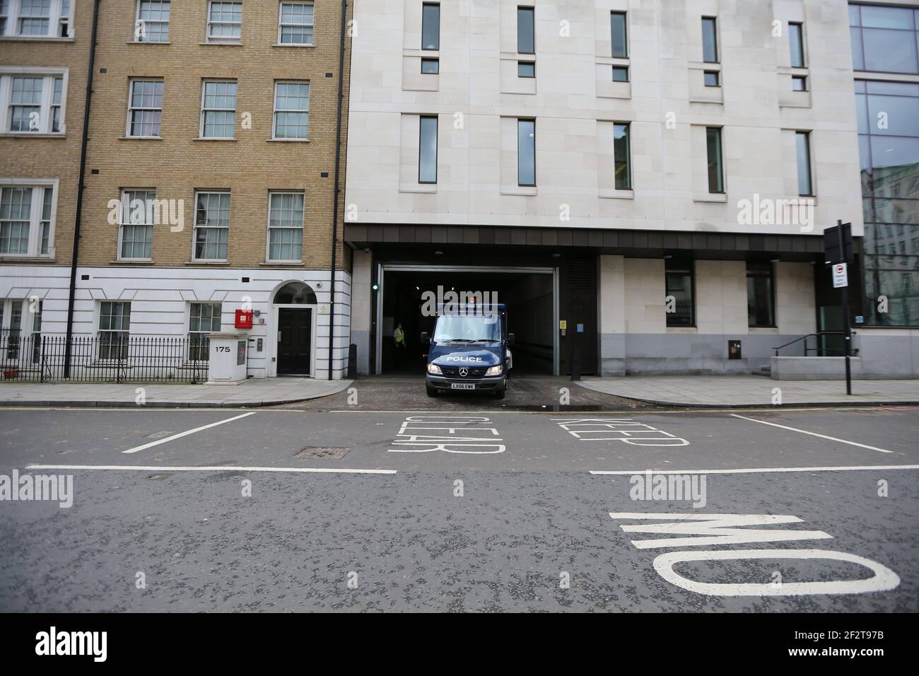 Londra, Inghilterra, Regno Unito. 13 Marzo 2021. Un pulmino di polizia che trasporta l'ufficiale di polizia Wayne Couzens, accusato di rapimento e assassinio di Sarah Everard, lascia la corte dei Magistrati di Westminster. Credit: Tayfun Salci/ZUMA Wire/Alamy Live News Foto Stock