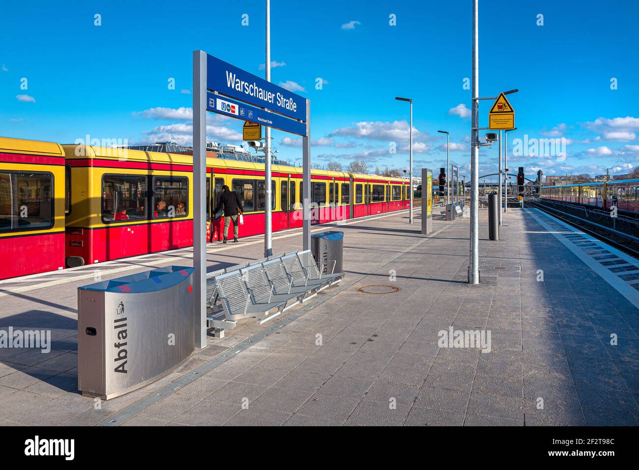 Stazione ferroviaria di Berlino warschauer Straße con la piattaforma s e la piattaforma metropolitana, germania Foto Stock