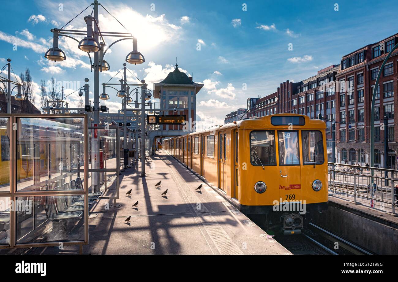 Stazione ferroviaria di Berlino warschauer Straße con la piattaforma s e la piattaforma metropolitana, germania Foto Stock