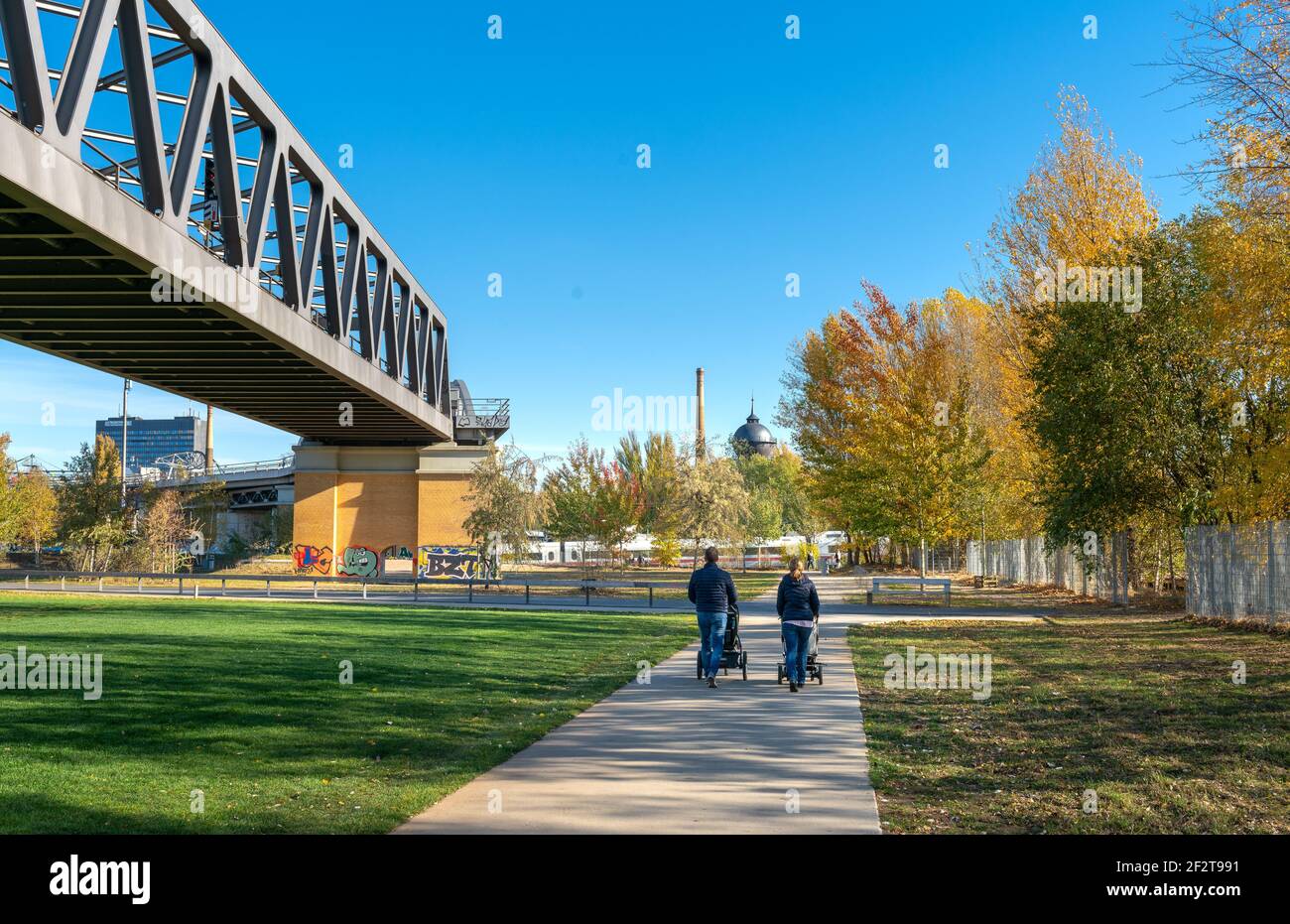 escursionisti al parco gleisdreieck a berlino Foto Stock