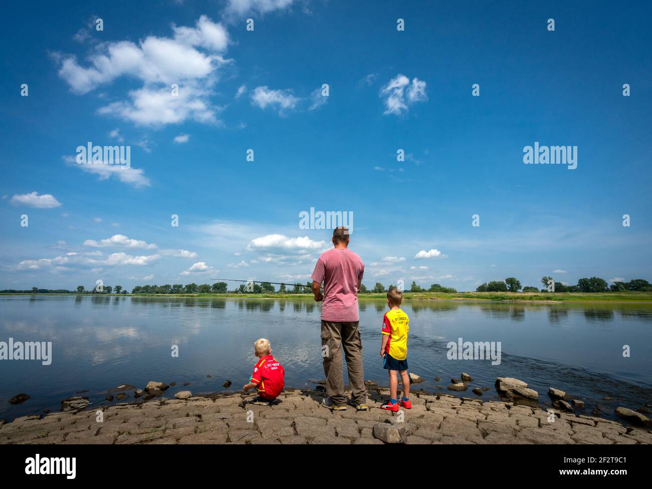 padre va a pescare con i suoi due figli a brandeburgo, in germania Foto Stock