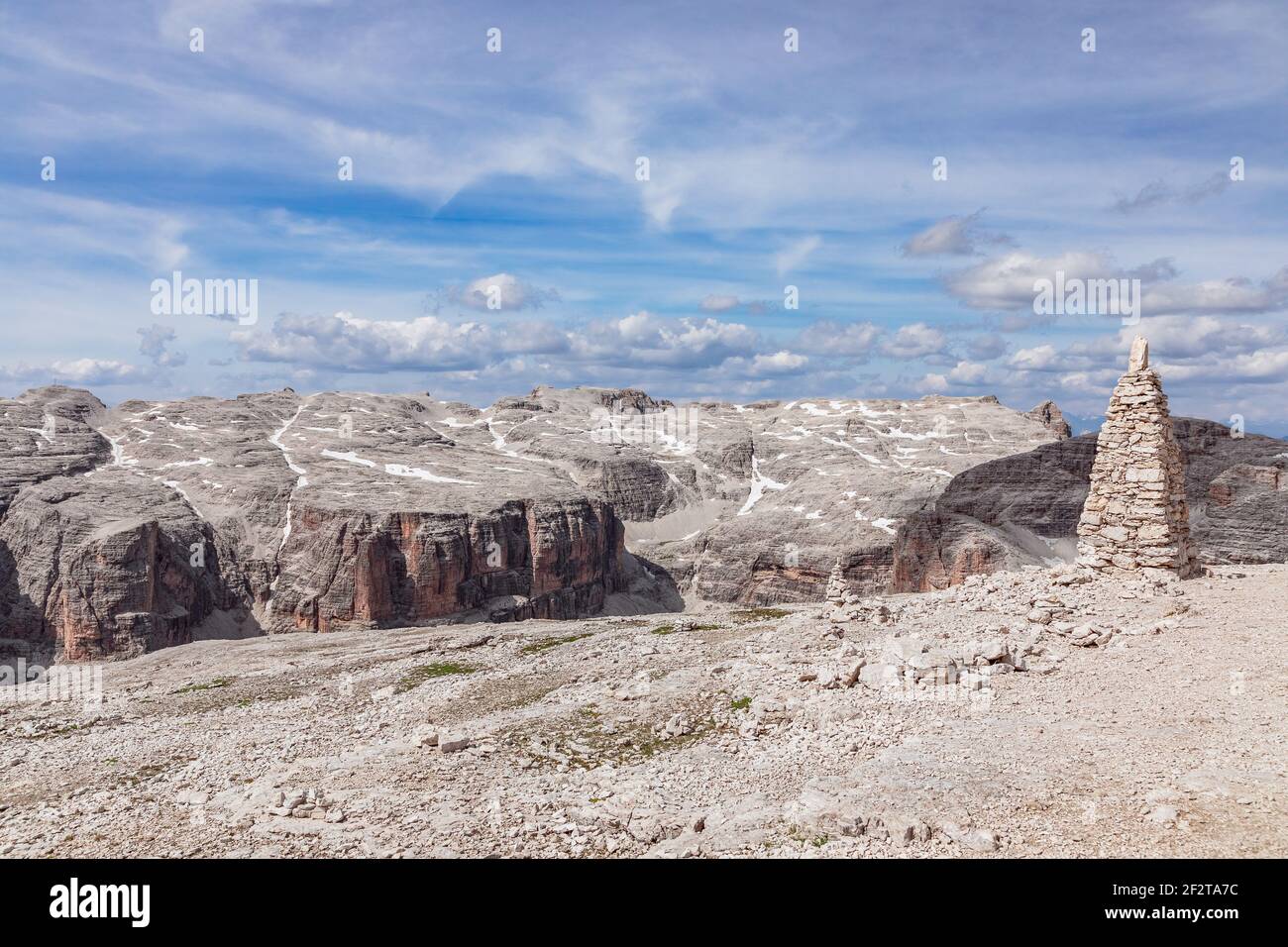 Piramide di pietre per indicare il percorso su un sentiero di arrampicata nelle Dolomiti italiane. Alpi Italiane, Alto Adige (estate) Foto Stock