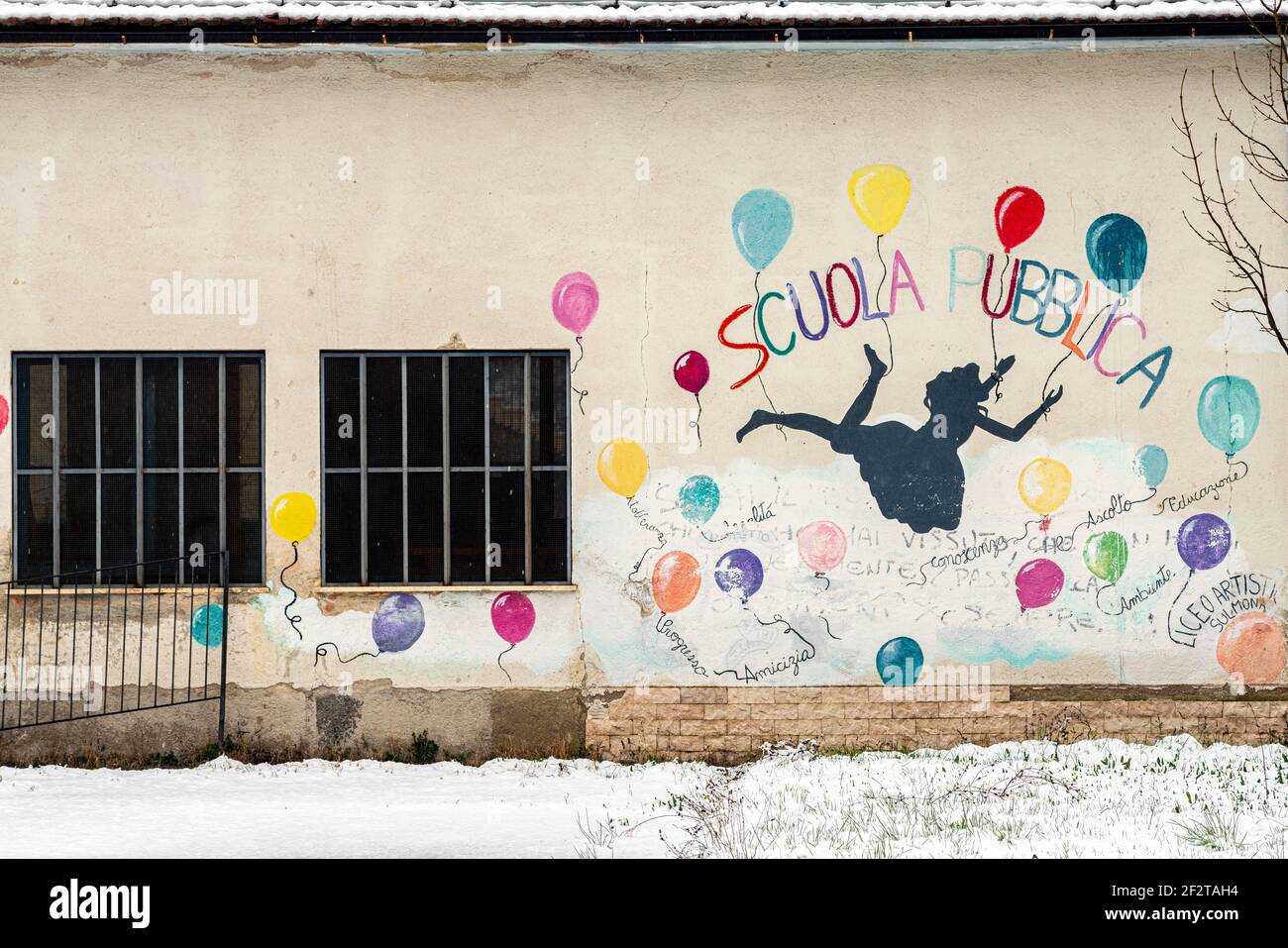Murales su una parete esterna di una scuola pubblica. Abruzzo, Italia, Europa Foto Stock