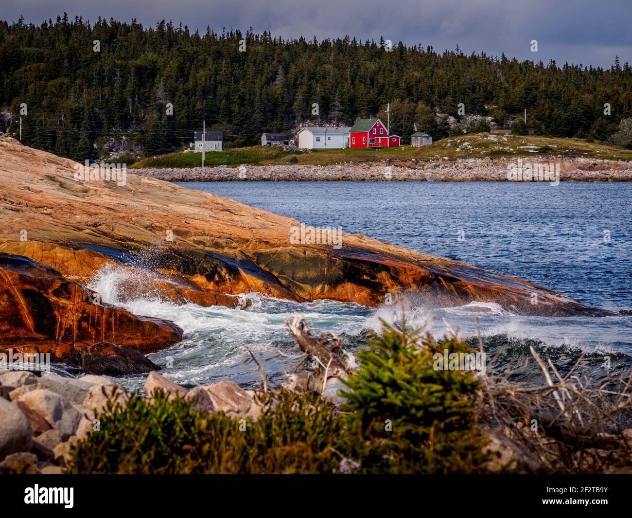Onde che lambono le rocce a Neals Harbour in Nuova Scozia, Canada Foto Stock