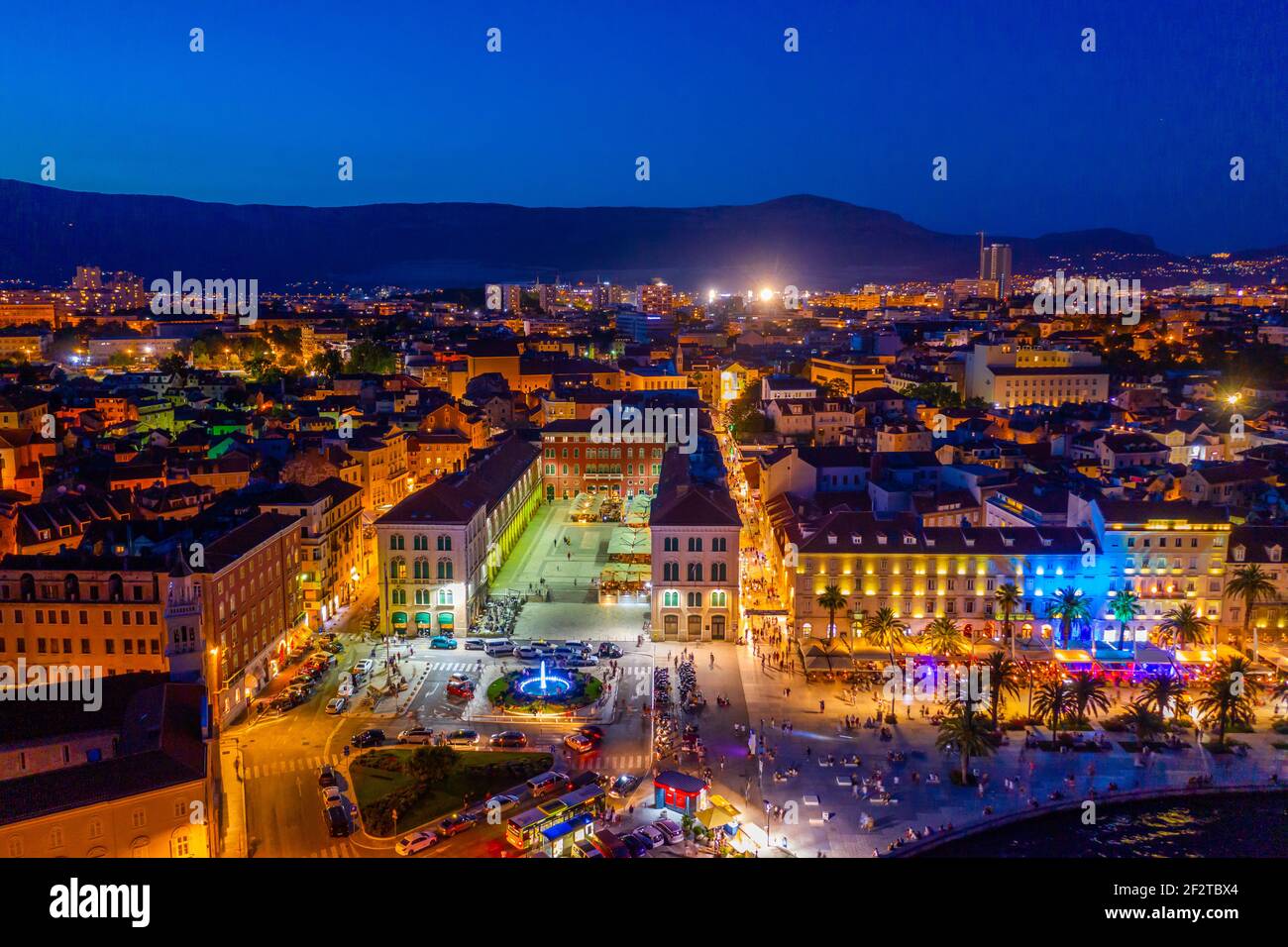 Vista aerea notturna della piazza della Repubblica a Spalato, Croazia Foto Stock