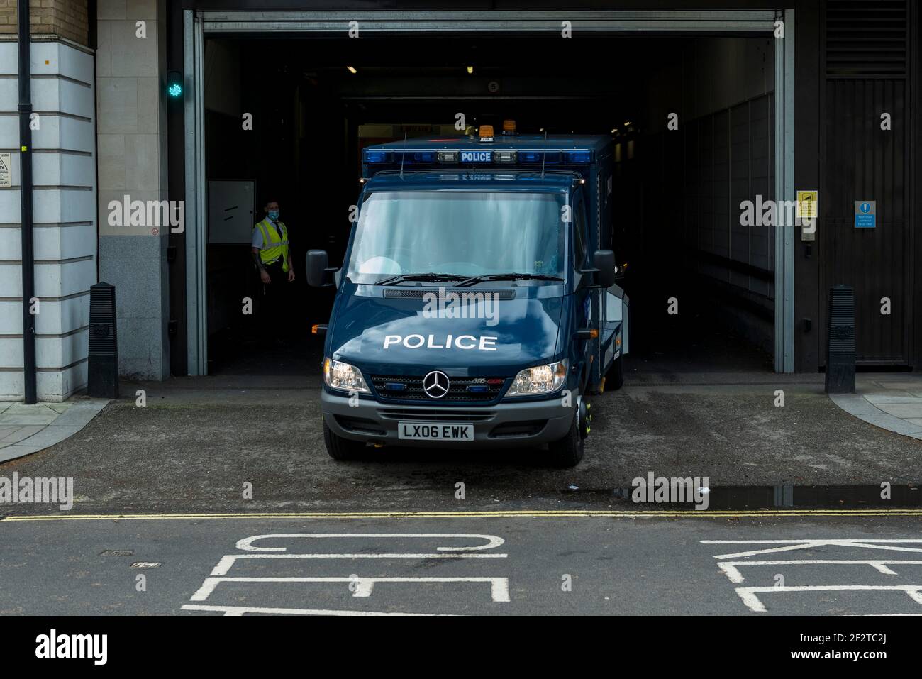 Londra, Regno Unito. 13 marzo 2021. Un furgone di polizia credeva di portare con sé Wayne Couzens, 48 anni, un ufficiale di polizia Met, parte dalla corte dei Magistrati di Westminster dopo essere stato accusato del rapimento e dell'assassinio di Sarah Everard, scomparso mentre camminava a casa nel sud di Londra. Il corpo di 33 anni è stato trovato nel bosco del Kent più di una settimana dopo l'ultima avvistata il 3 marzo. Credit: Stephen Chung / Alamy Live News Foto Stock